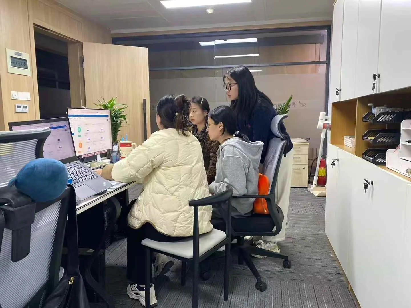 财务团队在核对客户月度账务